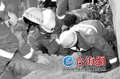 救援人员根据坍塌范围，用手刨、用铁锹铲，分段进行施救。