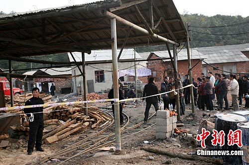 12月1日晚7时40分许，湘潭亿德煤矿透水事故现场救援人员称，井下被困的7名矿工几乎已无生还希望。中新社记者 白祖偕 摄