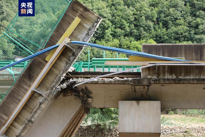 陕西柞水县突发暴雨山洪导致一公路桥梁垮塌 已致11人遇难